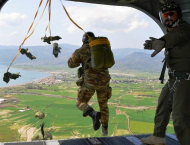 ΓΕΣ: Εντυπωσιακές εικόνες από άσκηση αλεξιπτωτιστών στη Λέσβο (φωτό)